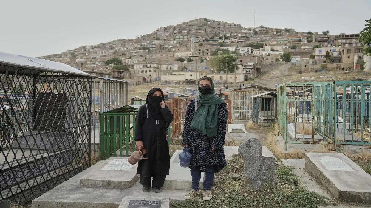 अफगान लड़की नाहिदे (लेफ्ट साइड)- India TV Hindi