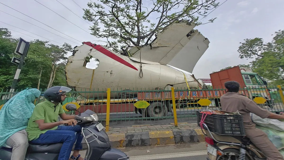 अहमदाबाद में ट्रक से ले जाया जा रहा विमान हादसे का मलबा