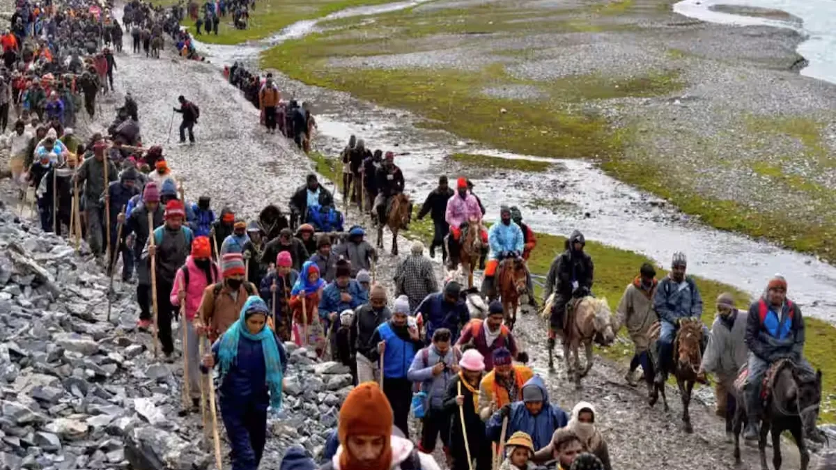 अमरनाथ के दर्शन करने जाते तीर्थयात्री- India TV Hindi