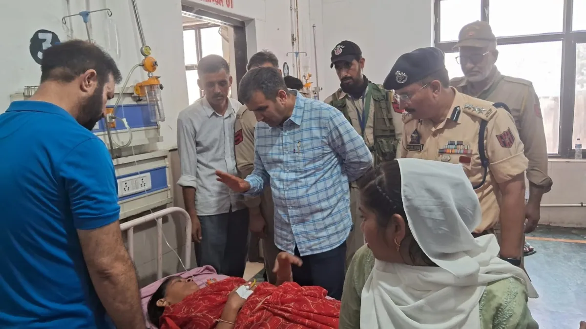 Policemen with injured pilgrims- India TV Hindi