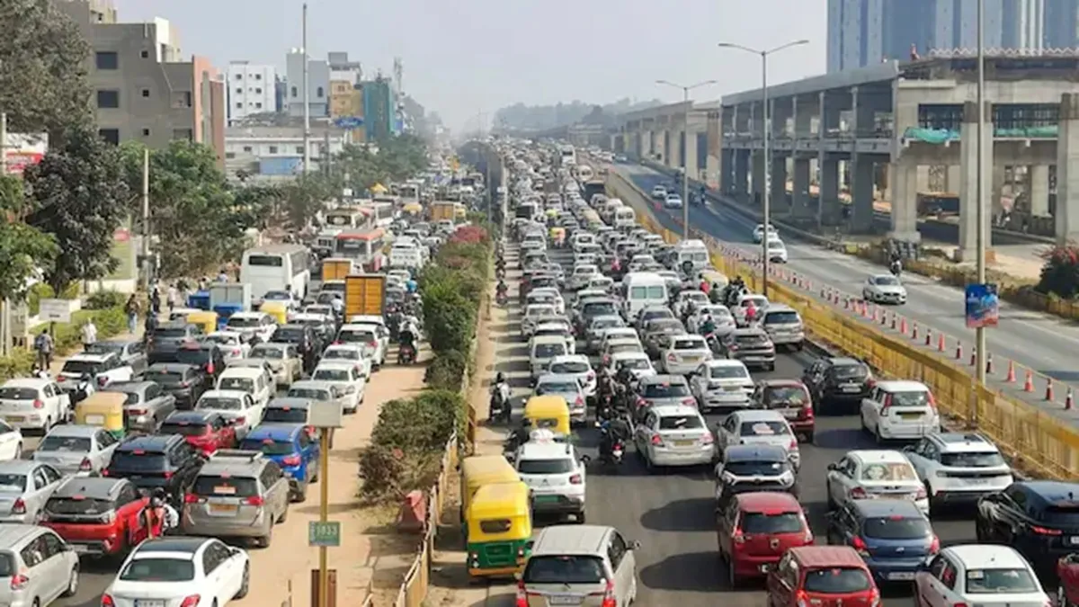 बेंगलुरु में चल रहा ट्रैफिक।