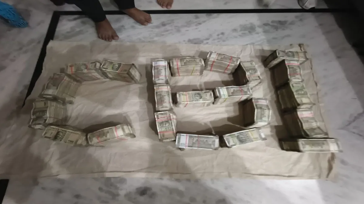 इंजीनियर के पास मिला नोटों का पहाड़- India TV Hindi