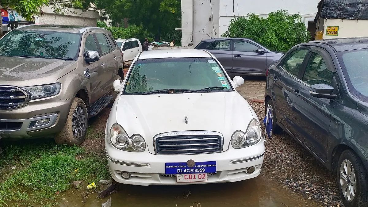 हर्षवर्धन जैन की फर्जी दूतावास की गाड़ी