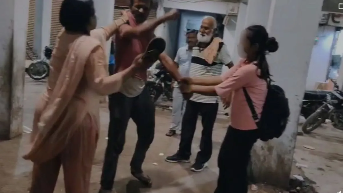 पत्नी ने सरेआम पति को चप्पलों से पीटा- India TV Hindi