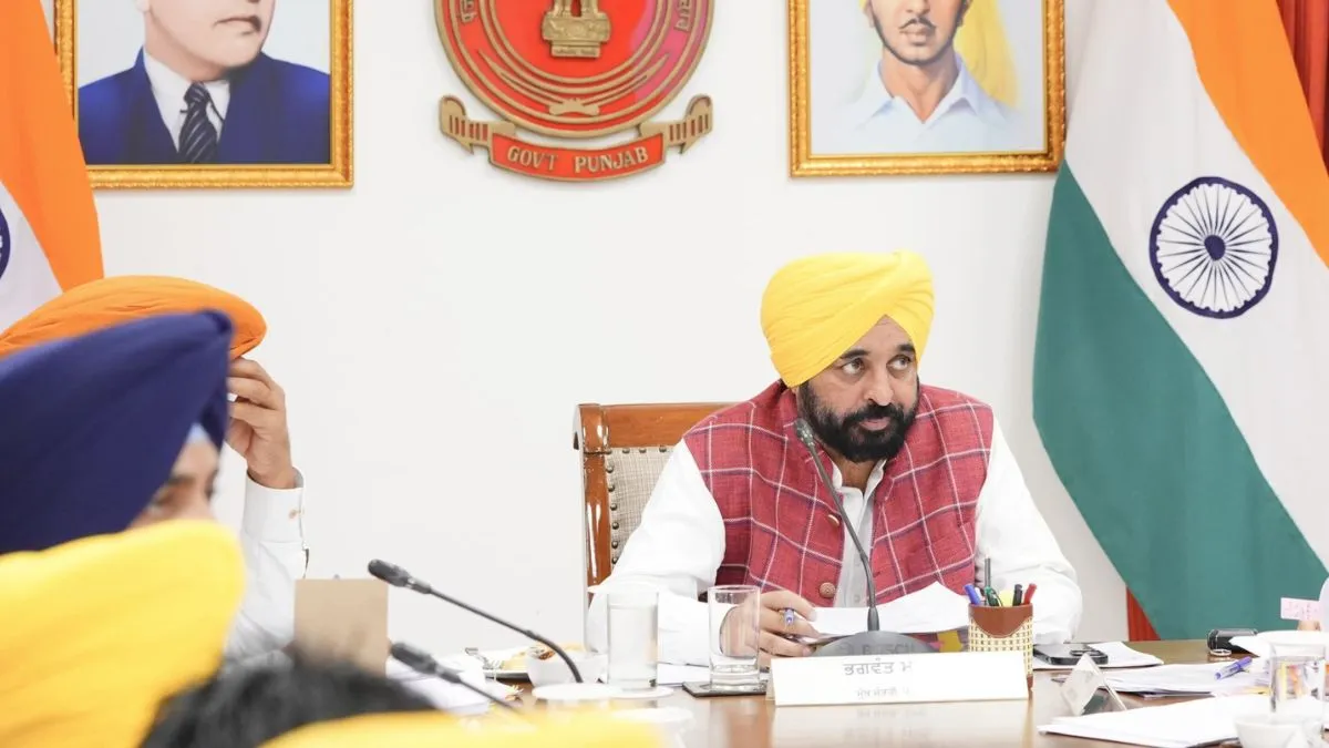 मीटिंग करते हुए मुख्यमंत्री भगवंत मान- India TV Hindi