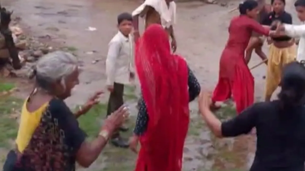 दो भाइयों के परिवारों के बीच हुई मारपीट- India TV Hindi