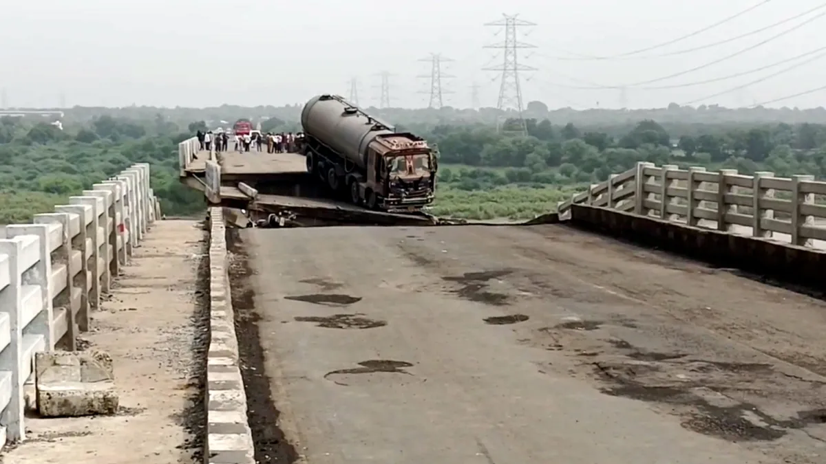 vadodra bridge accident- India TV Hindi