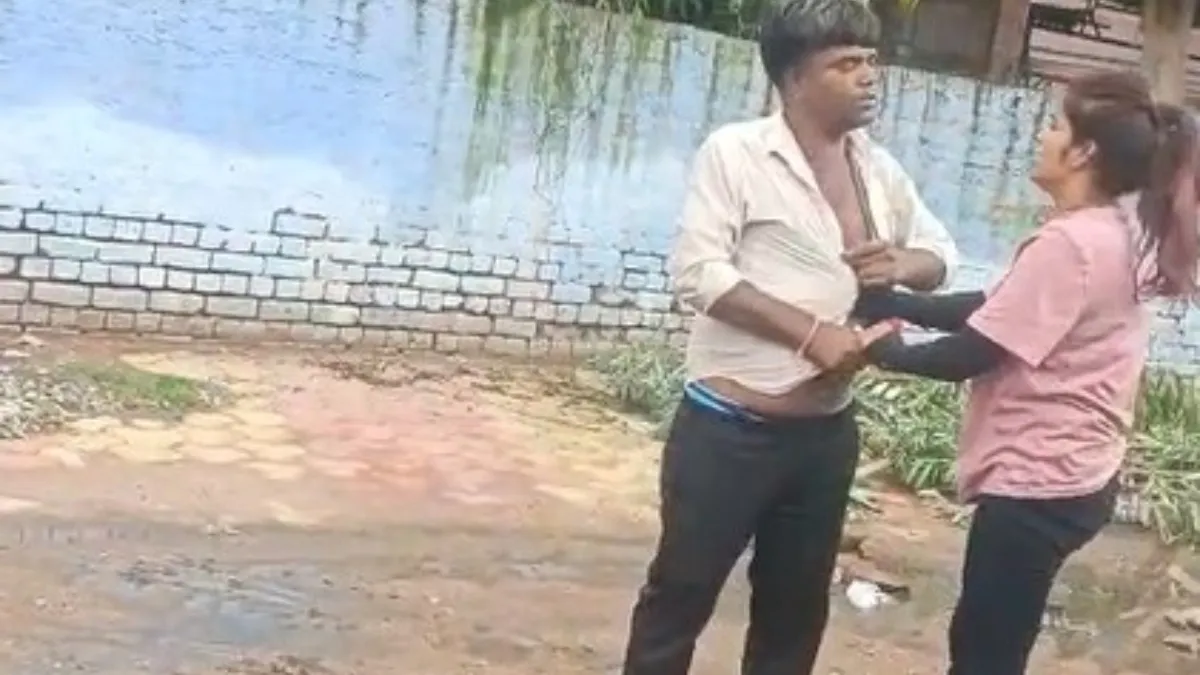 पति-पत्नी के बीच मारपीट का हाई वोल्टेज ड्रामा- India TV Hindi