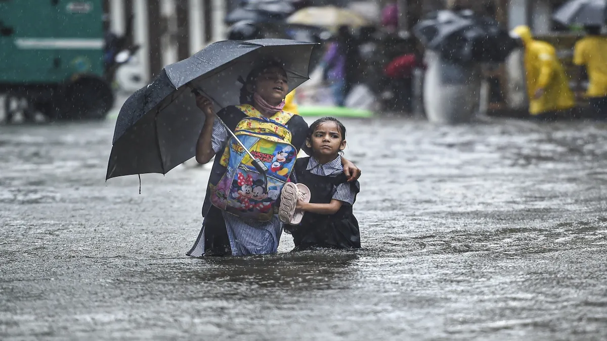 बारिश में भीगते स्कूली बच्चे