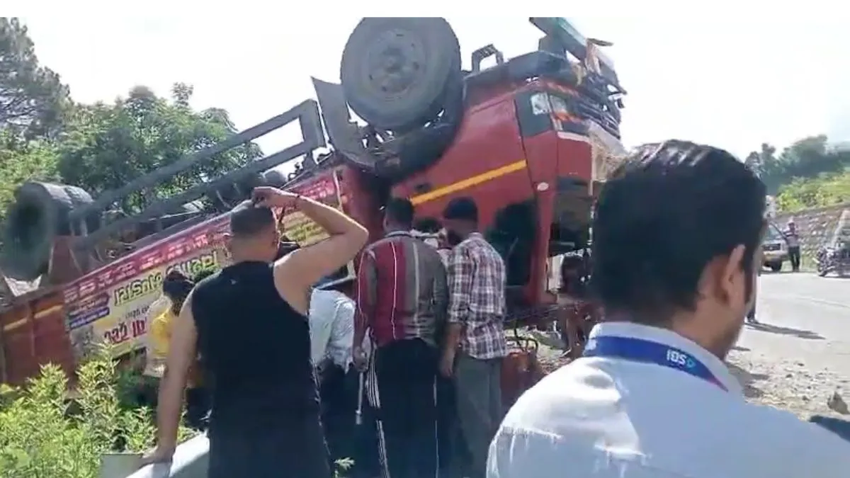 ट्रक पलटने से तीन कांवड़ियों की मौत 