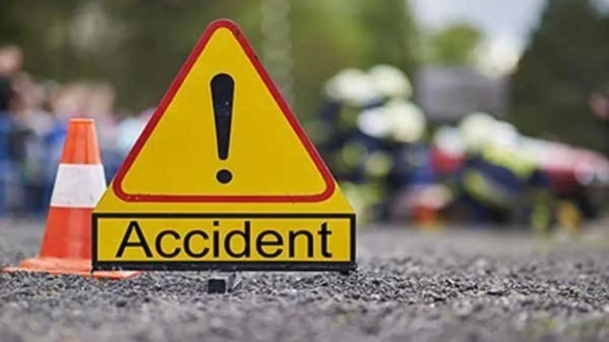 High speed took lives car overturned after hitting the divider two people died- India TV Hindi