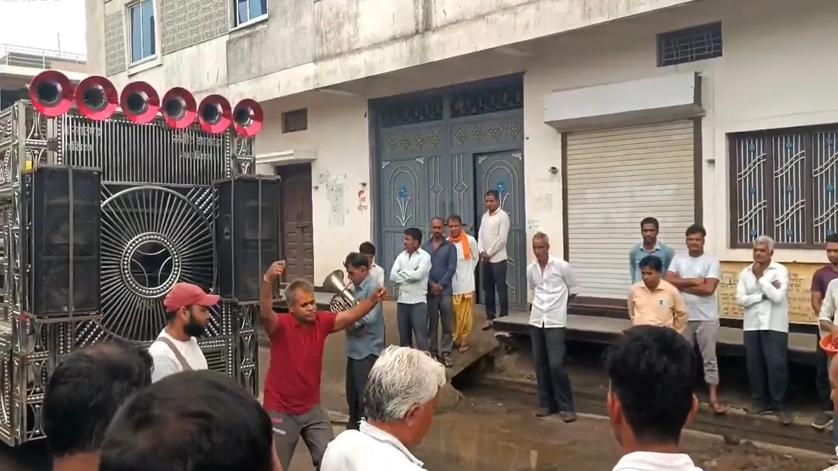 गाजे-बाजे के साथ नाचते...- India TV Hindi