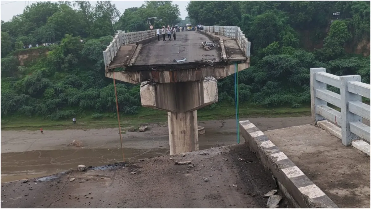 major accident happened in Gujarat the bridge connecting Vadodara-Anand broke down many vehicles fel
