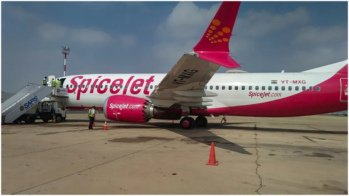 Two passengers created a ruckus in SpiceJet plane tried to forcefully enter the cockpit- India TV Hindi