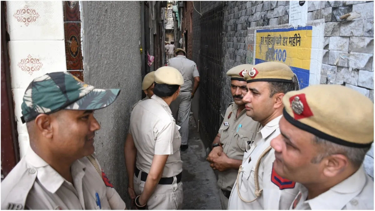 young man died due to electric shock in Dwarka police took his wife and cousin into custody