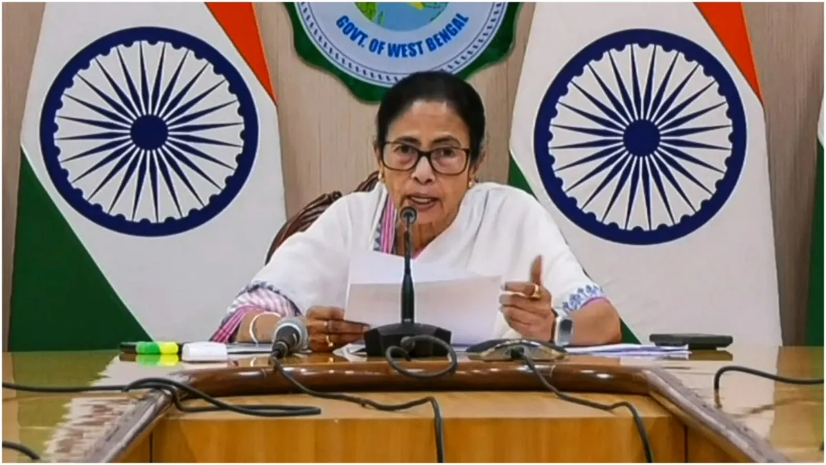 NRC notice sent to people in WEST Bengal Mamata Banerjee said this is an attack on their identity- India TV Hindi