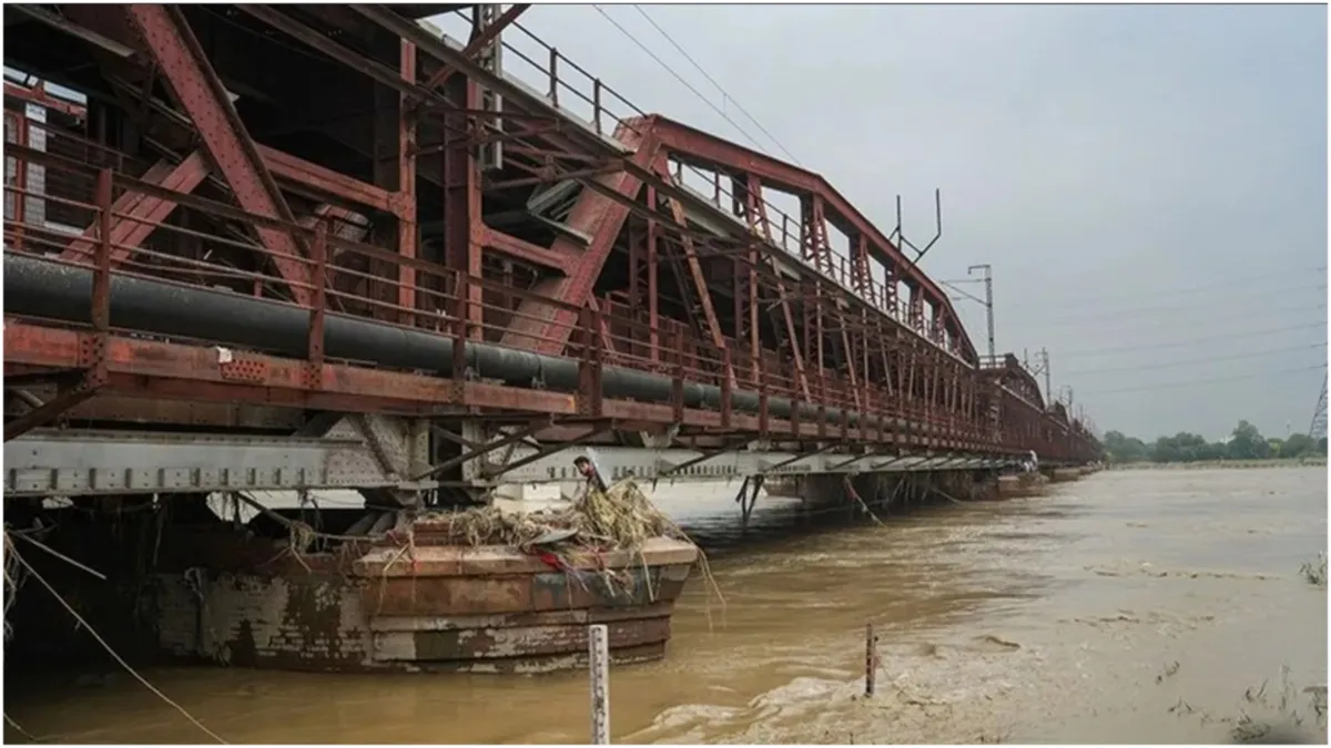 Yamuna river water level likely to rise as over 54 thousands cusecs released from Haryanas Hathnikun