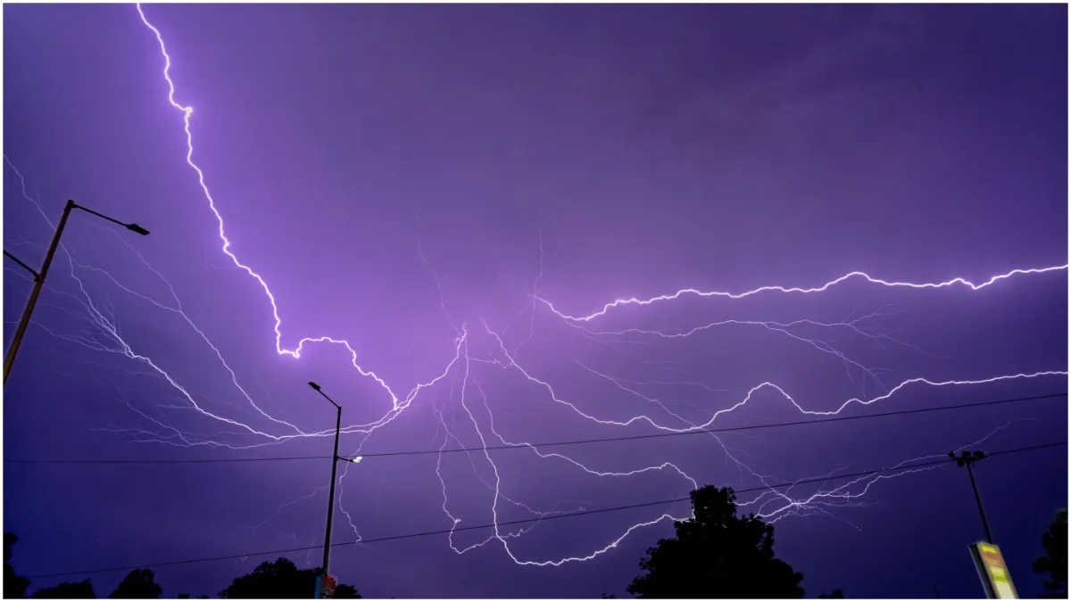 Kaushambi woman died after being struck by lightning similar incident had occurred last month- India TV Hindi