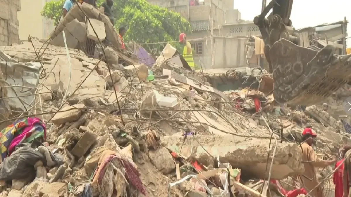 पाकिस्तान के कराची में भरभरा कर ढह गई 5 मंजिला इमारत- India TV Hindi