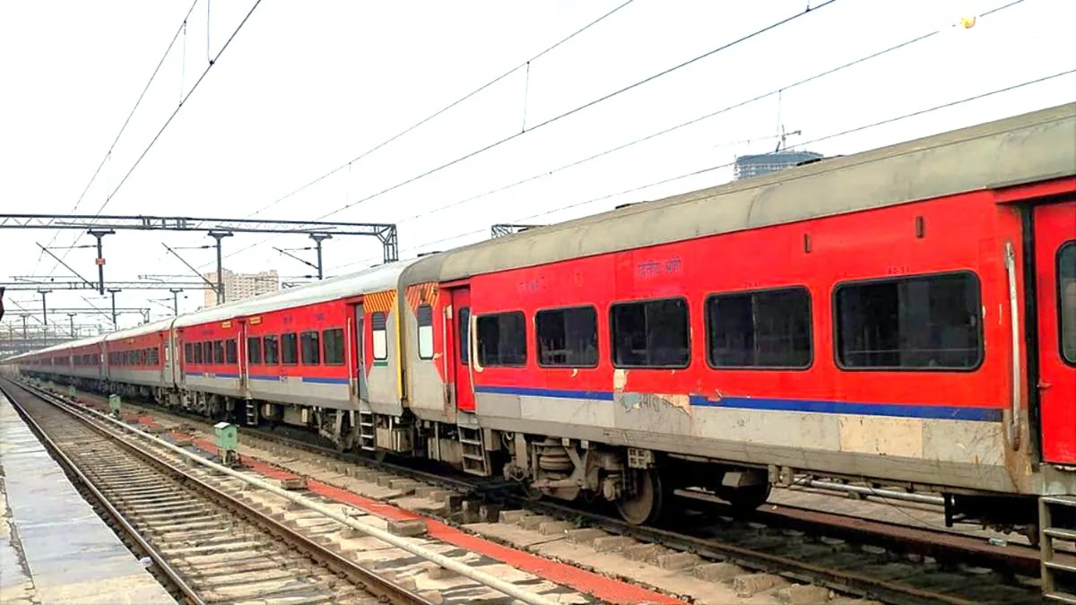 IRCTC पर Tatkal टिकट बुक करने के लिए आपका प्रोफाइल आधार से ऑथेंटिकेट होना चाहिए। 