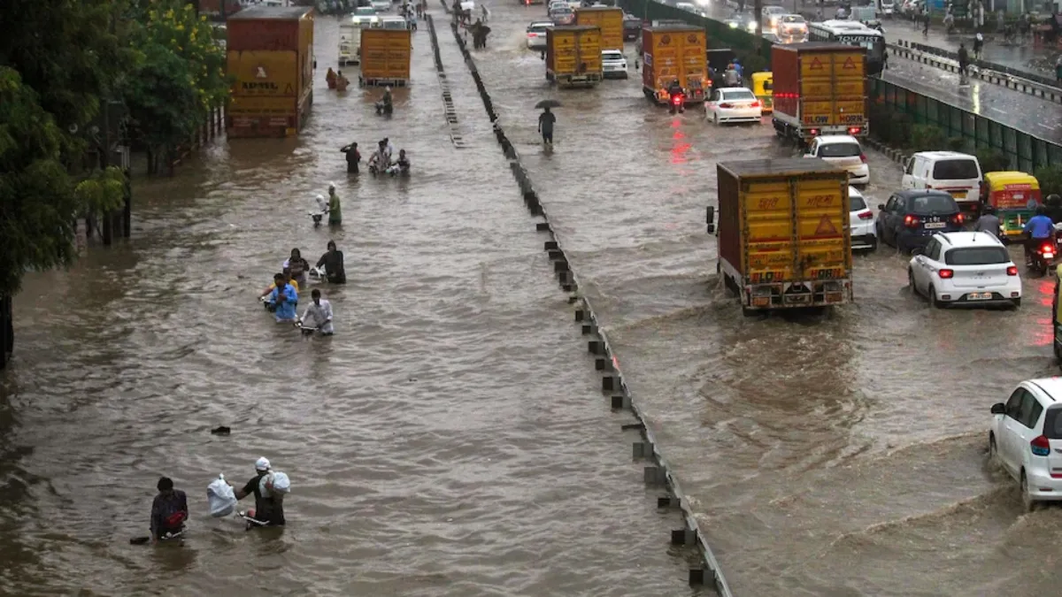 बारिश से लबालब सड़कें