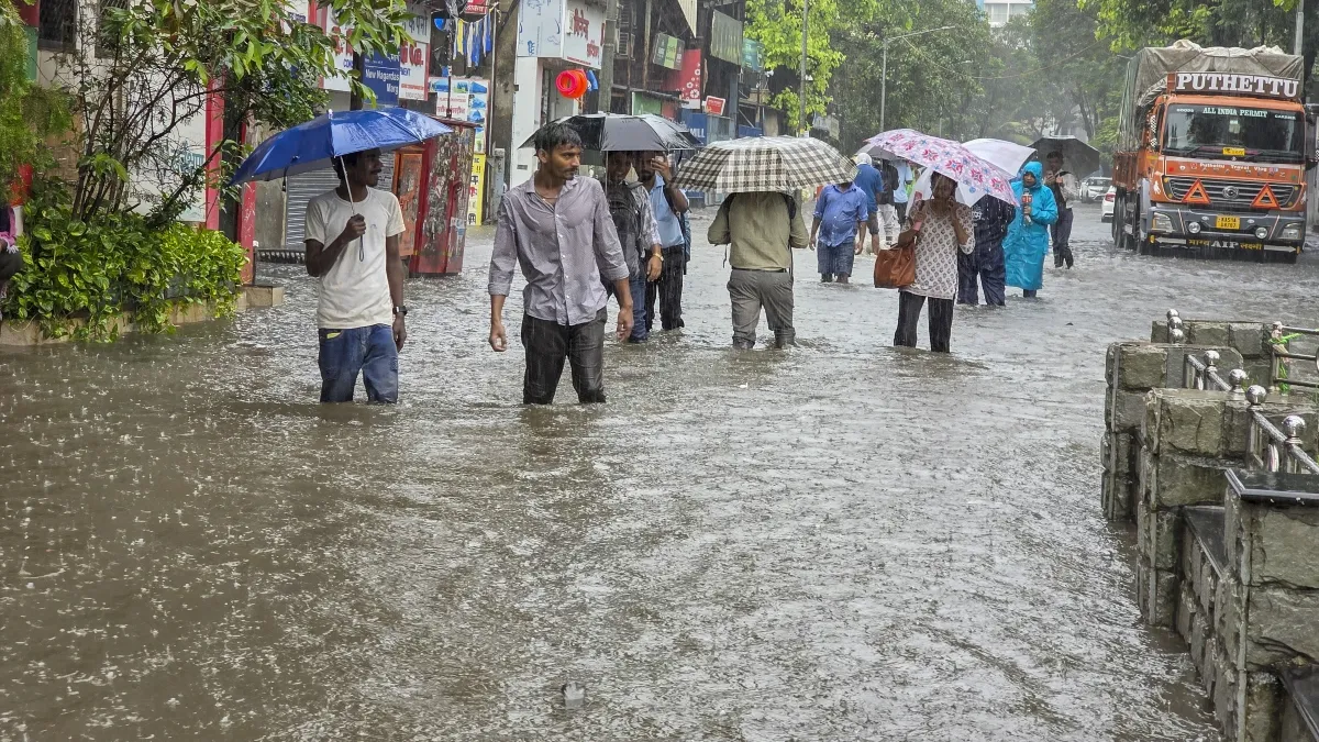 बारिश में भीगते लोग