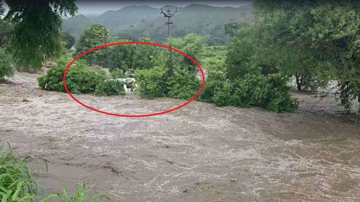 school van stuck in flood water- India TV Hindi
