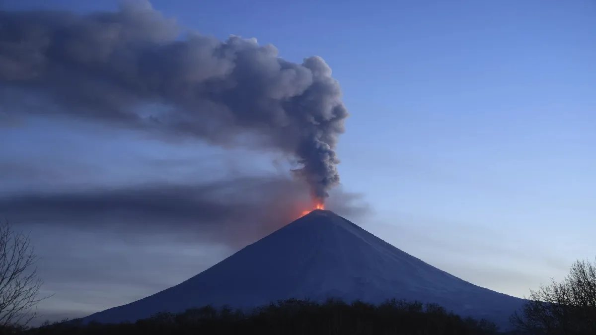 Russia Volcano Erupts- India TV Hindi