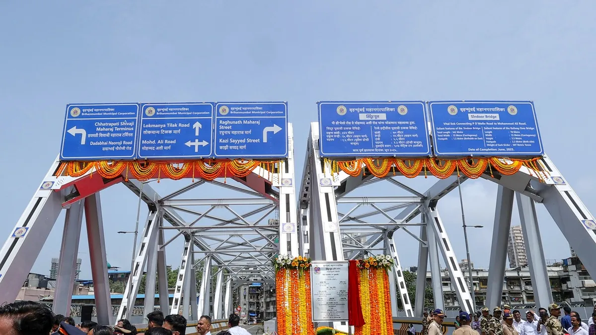 मस्जिद बंदर रेलवे स्टेशन के पास स्थित सिंदूर ब्रिज।