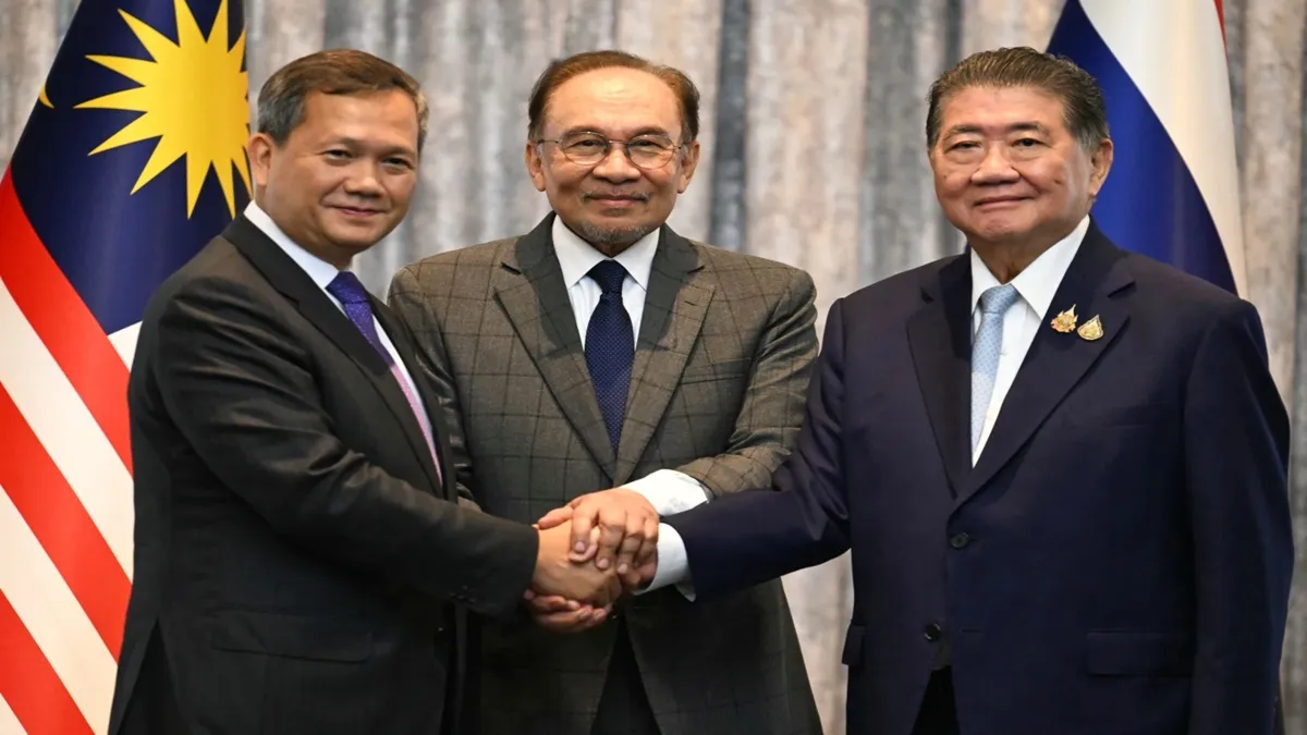 Cambodia Prime Minister Hun Manet (L) and Thailand acting Prime Minister Phumtham Wechayachai (R) - India TV Hindi