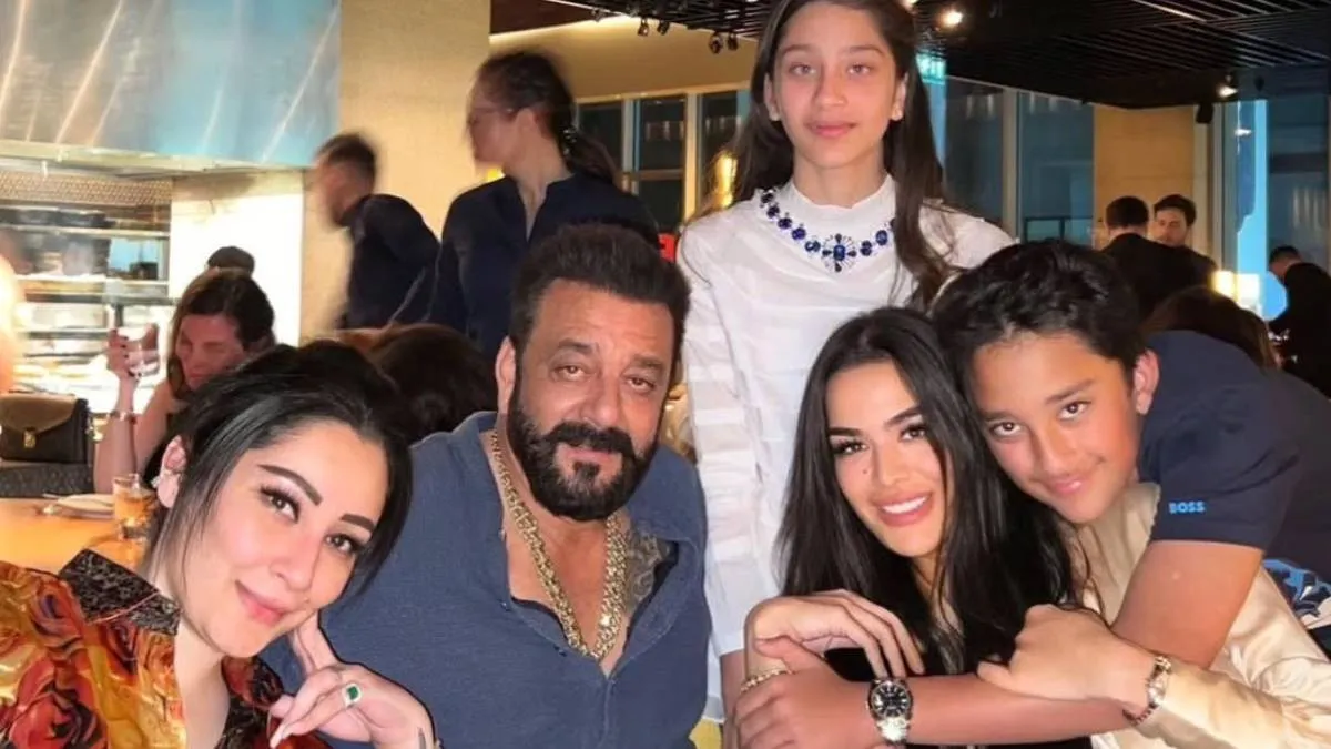 trishala dutt with sanjay dutt and family