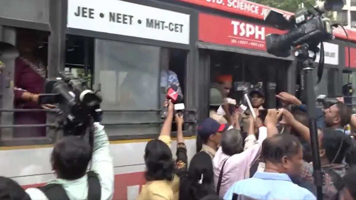 पुलिस ने कई कार्यकर्ताओं को हिरासत में लिया।- India TV Hindi
