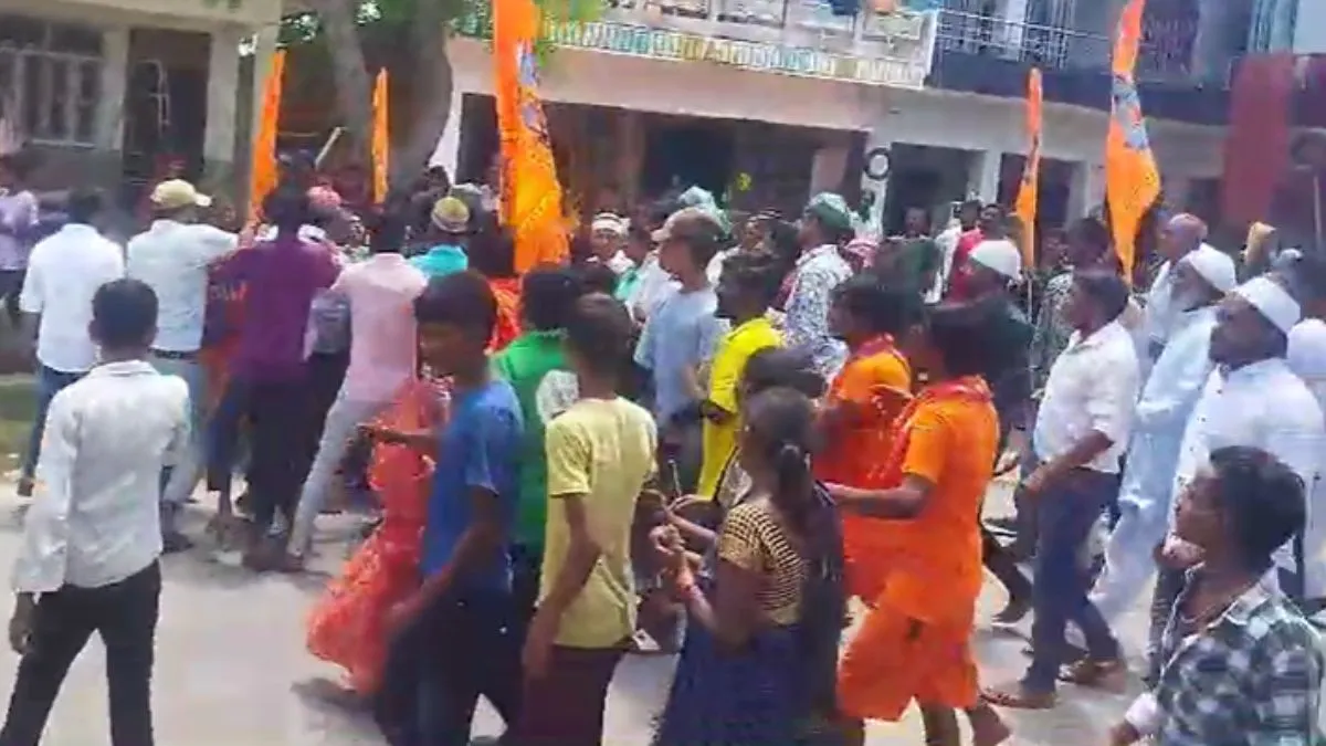 आमने-सामने आए कांवड़िये और नमाजी।