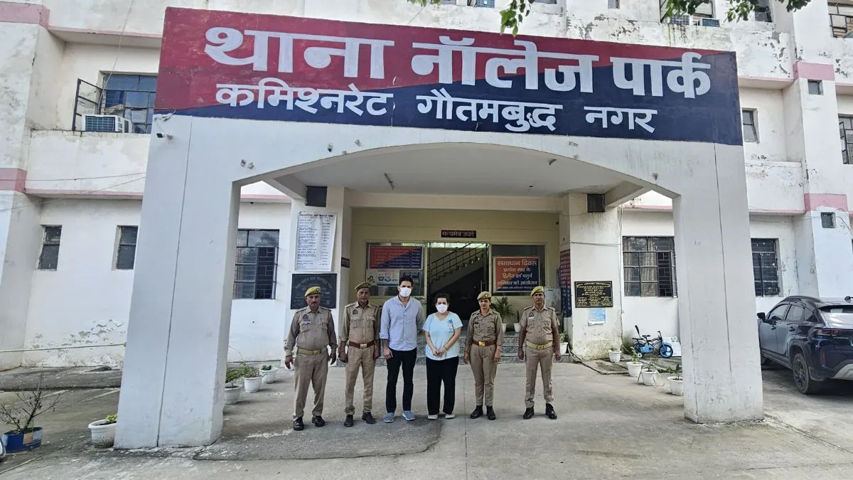 दो आरोपियों को पुलिस ने हिरासत में लिया।- India TV Hindi