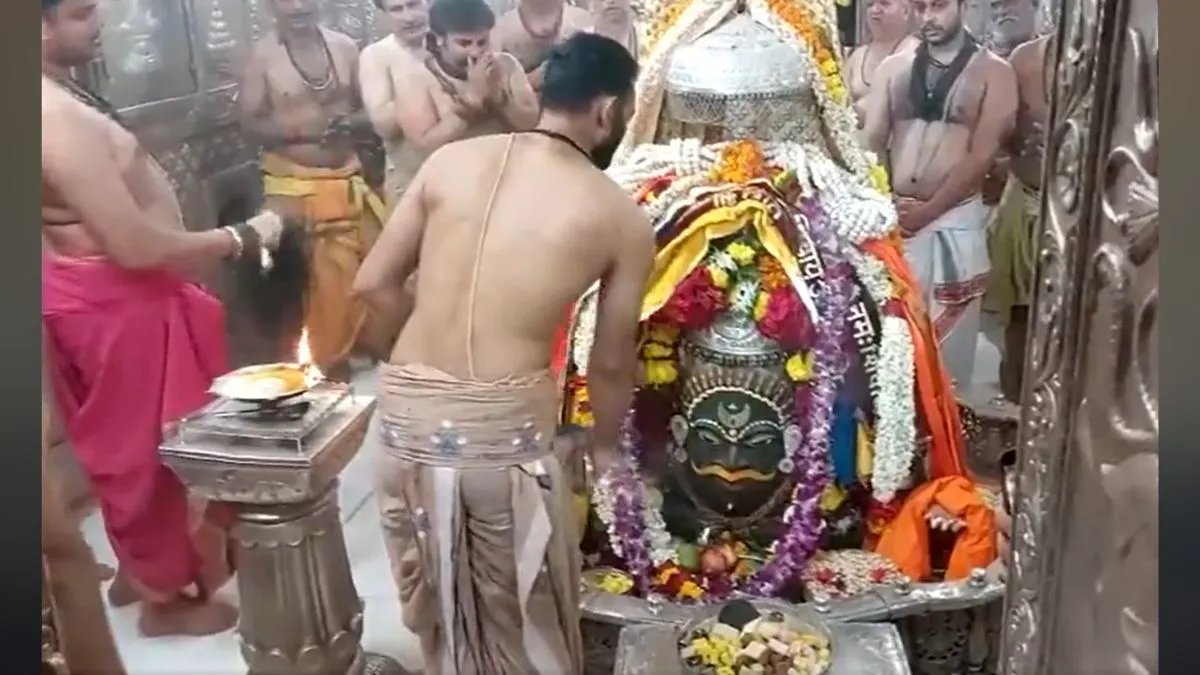 सावन के दूसरे सोमवार पर महाकालेश्वर मंदिर में की गई भस्म आरती।