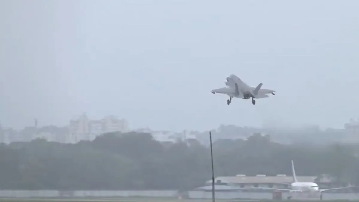 ब्रिटिश लड़ाकू विमान F-35B ने मरम्मत के बाद भरी उड़ान।- India TV Hindi