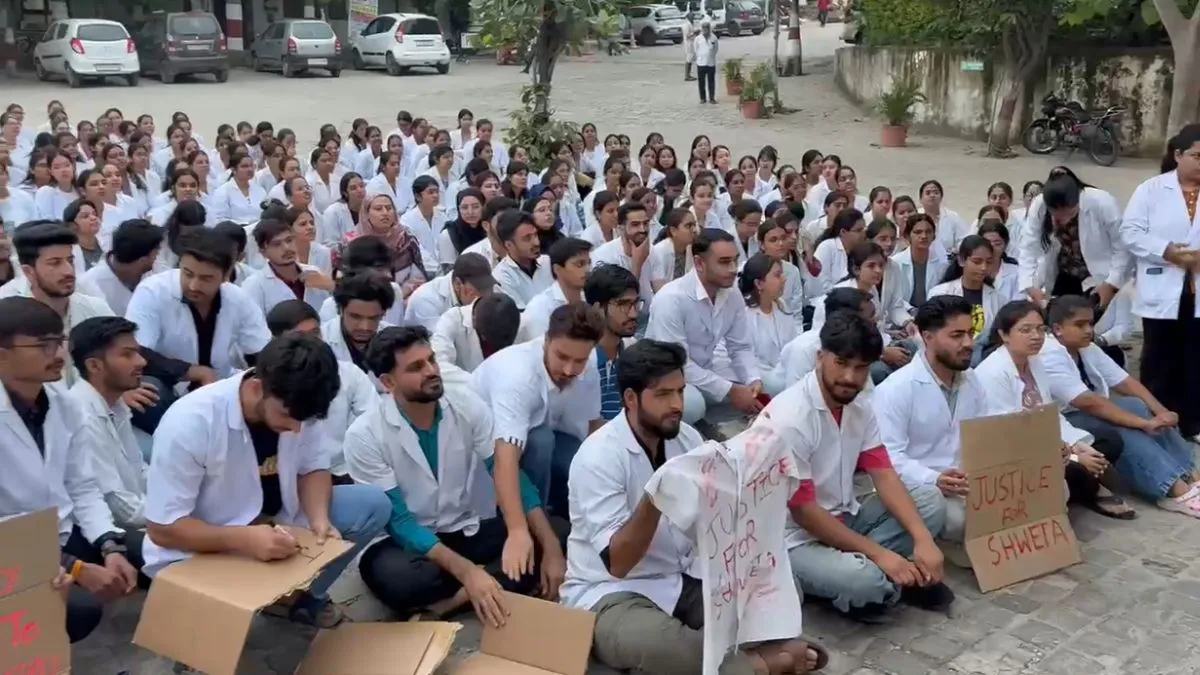 कॉलेज के अन्य छात्रों ने किया प्रदर्शन। - India TV Hindi