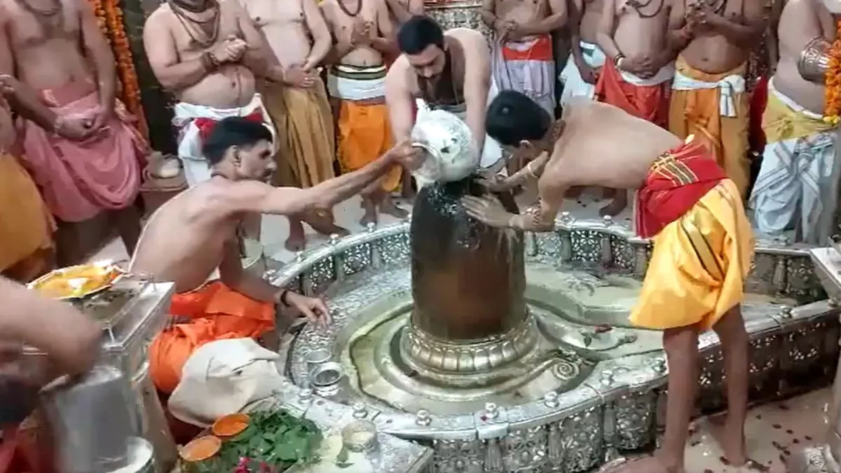महाकाल मंदिर में की गई पूजा-अर्चना।