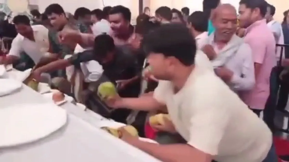 आम महोत्सव में मची लूट।- India TV Hindi