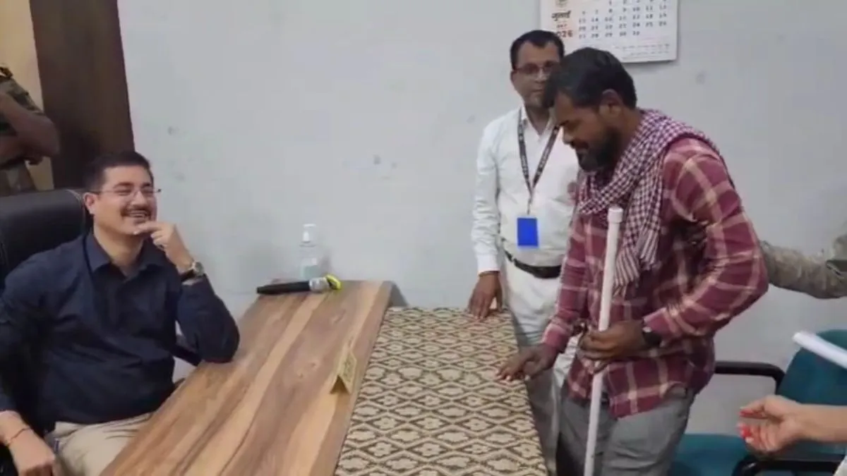  खंडवा कलेक्टर ऋषव गुप्ता और दिव्यांग भिखारी शफीक- India TV Hindi