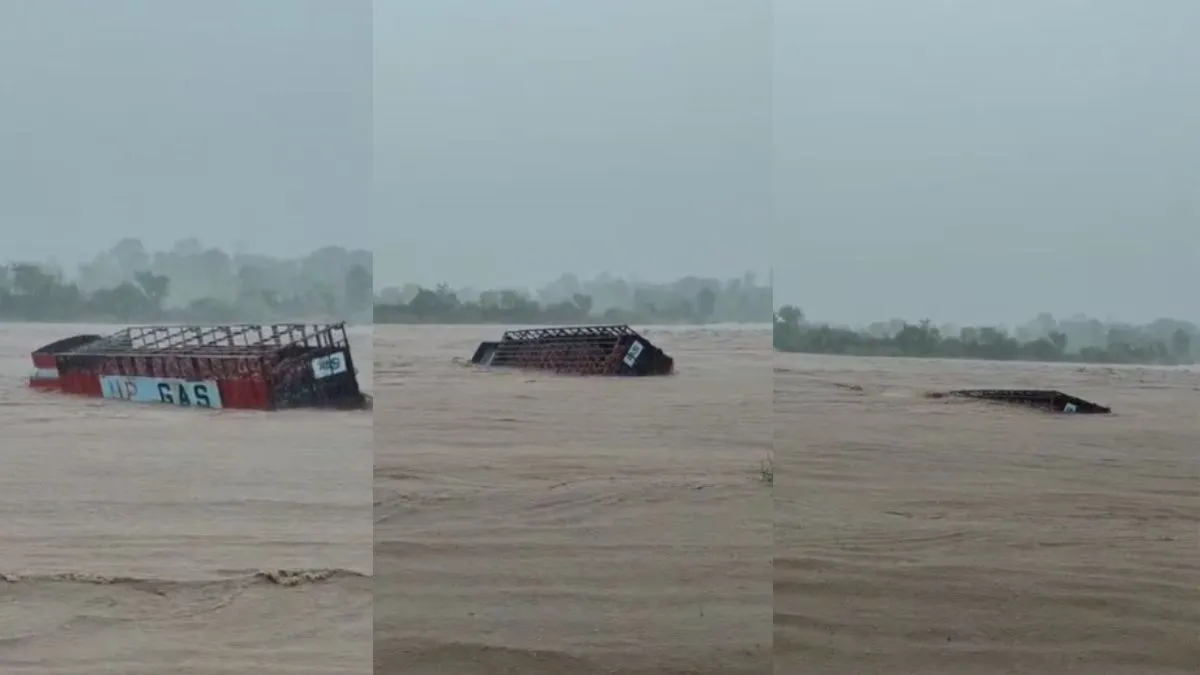 Truck Swept away- India TV Hindi
