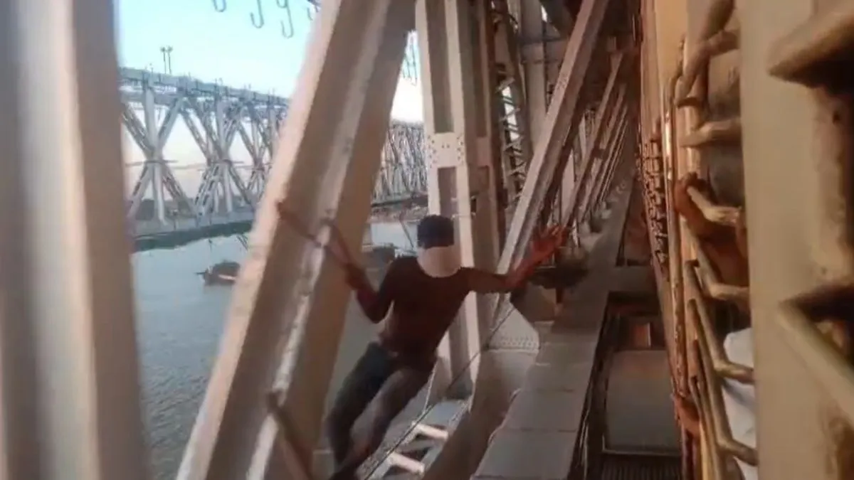 यात्री का फोन लूटते चोर- India TV Hindi