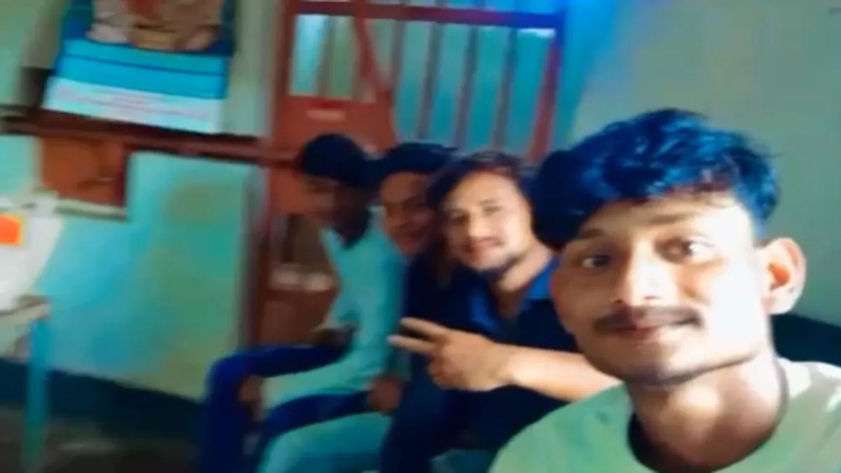 थाने में बैठे रील बनाते युवक- India TV Hindi