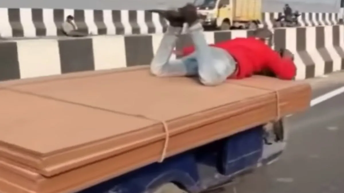 लेटकर ऑटो चलाता हुआ शख्स- India TV Hindi