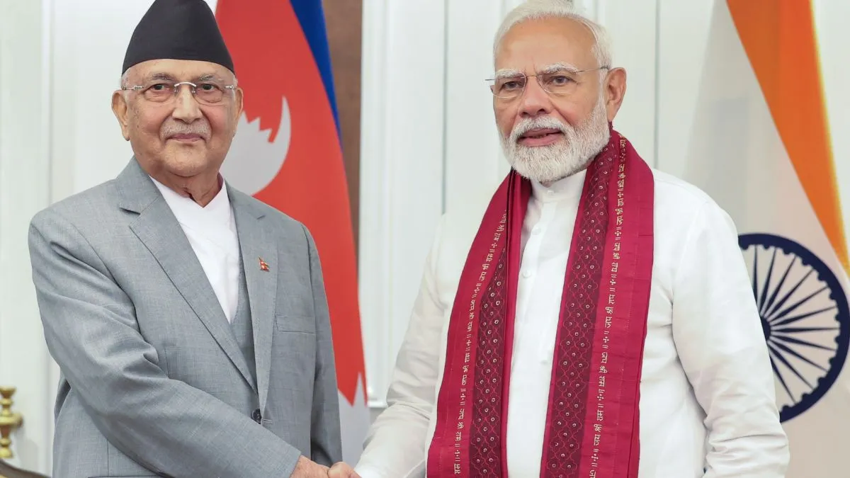 नेपाल के प्रधानमंत्री केपी शर्मा ओली (बाएं) और पीएम मोदी (दाएं)- India TV Hindi