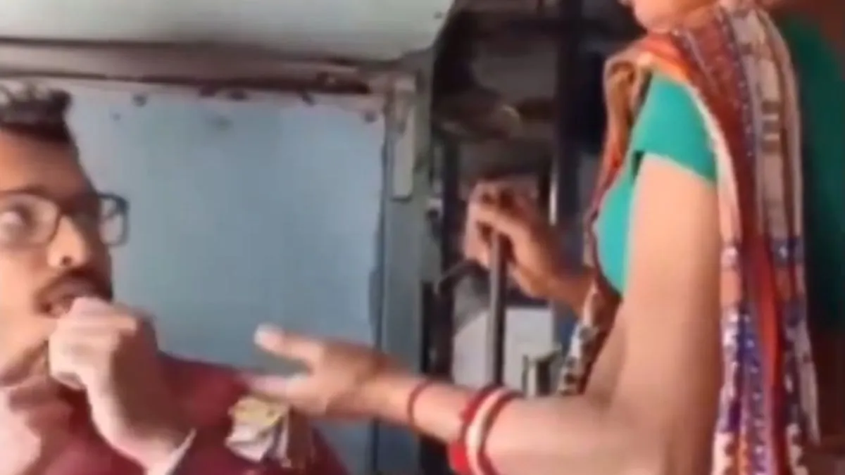 ट्रेन में यात्री से पैसे मांगती किन्नर