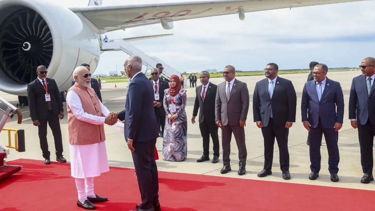 पीएम मोदी का स्वागत करते मालदीव के राष्ट्रपति मोहम्मद मुइज्जू।- India TV Hindi