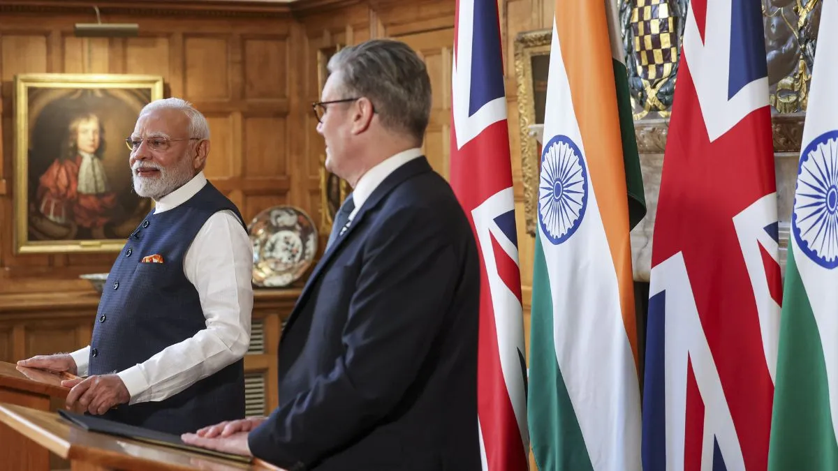 पीएम मोदी और ब्रिटेन के प्रधानमंत्री कीर स्टार्मर। - India TV Hindi