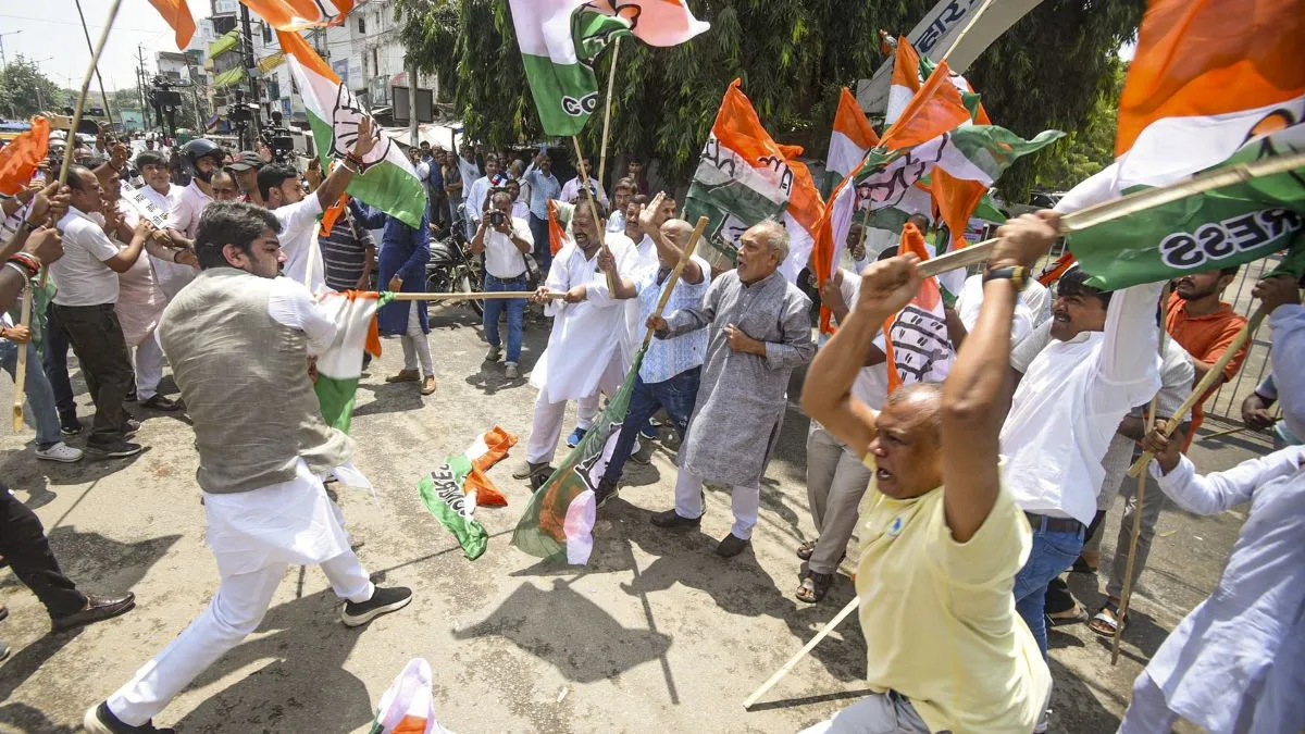 पटना में भिड़े कांग्रेस और बीजेपी कार्यकर्ता- India TV Hindi