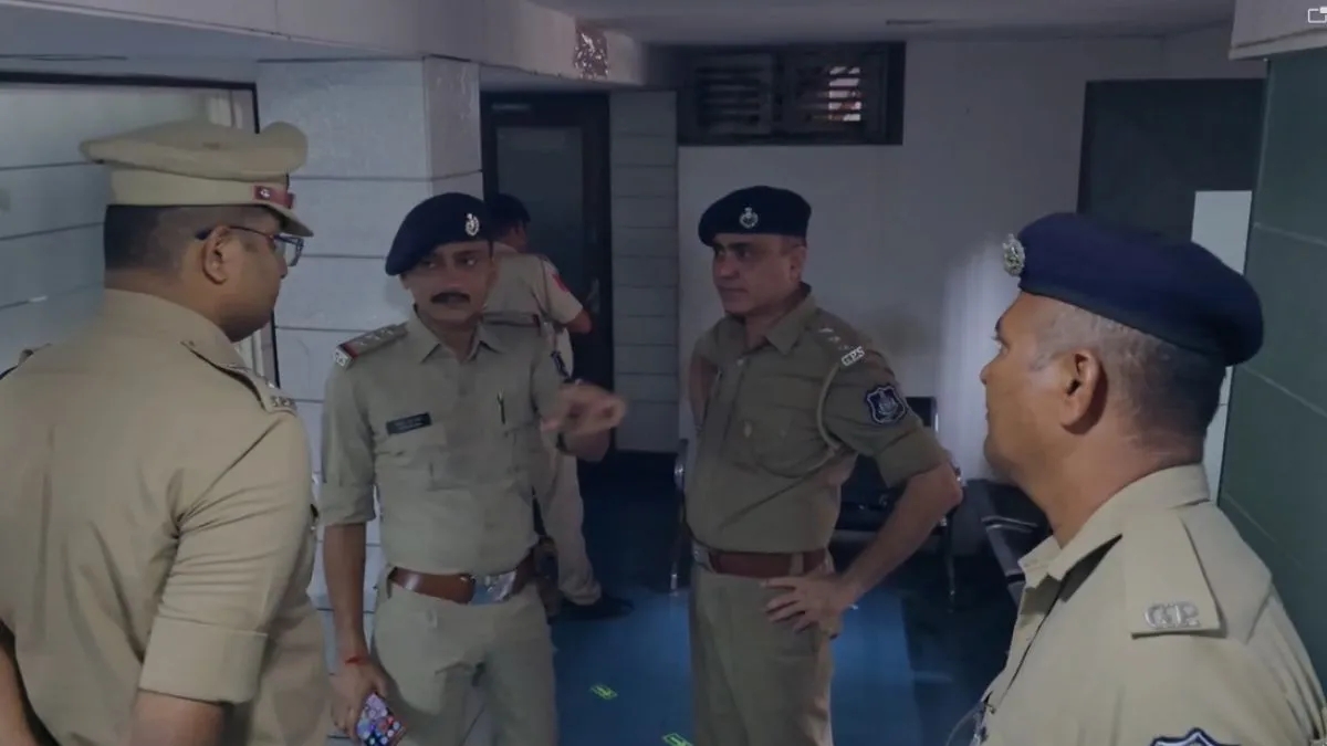 मामले की जांच करते पुलिस अधिकारी- India TV Hindi